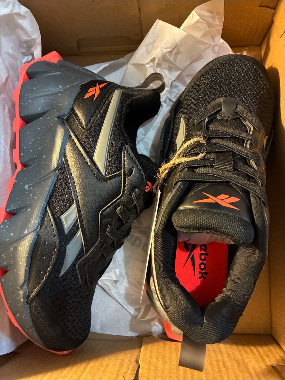 🐾 Reebok Kids Black Sneakers with Red Accents 11c